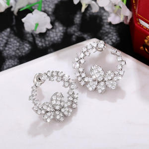 Orecchini a Cerchio con Fiore di Diamanti in Oro Bianco, Taglio Brillante Rotondo, Montatura a Griffe, Gioielli di Lusso da Donna per Matrimonio - Product Image 5