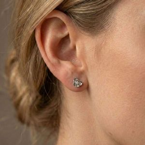 [งานแสดงเครื่องประดับนานาชาติฮ่องกง]ต่างหูเงินแท้ 925 ประดับเพชรคิวบิกเซอร์โคเนียรูปดอกไม้ ดีไซน์กลีบดอกอันละเอียดอ่อน - Product Image 4