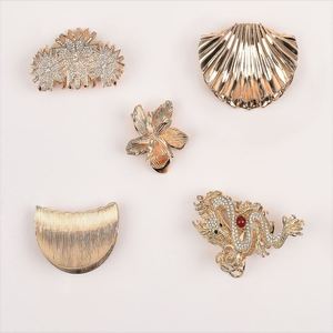 Pince à cheveux de luxe en métal ornée de strass, motif fleur de frangipanier et coquillage, accessoire tendance pour femme - Product Image 1
