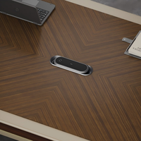 Table de conférence moderne de luxe en forme de bateau, bureau de réunion intelligent avec prises de courant intégrées et éclairage LED