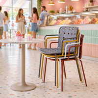 Fauteuil empilable coloré avec assise en résine tressée pour salon de crème glacée Gelateria