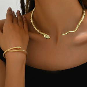 Conjunto de collar y pulsera de aleación de zinc chapado en oro con diseño de serpiente para mujer, joyería de fiesta, accesorio de moda. - Product Image 1
