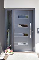 Porte d'entrée moderne en aluminium avec fenêtres latérales, bandes décoratives, isolation thermique et sécurité antivol