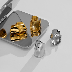 Pendientes de Clip de Oreja Discretos con Diseño de Hueso, Chapados en Oro de 18K PVD, de Acero Inoxidable, Resistentes al Agua para Mujer, E251810 - Product Image 5