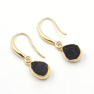 ต่างหูดรูซี่สีดำขนาด27ถึง28มม. พร้อมสายหูทรงลูกแพร์ตัวเรือนสีเงินชุบทอง - Product Image 1