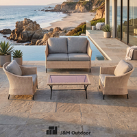 Ensemble de salon de jardin J&M Oceanfront en osier, 4 pièces : canapé deux places en rotin, 2 fauteuils, table basse en verre, structure en fer – Mobilier de balcon en bord de mer