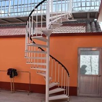 Escalier en bois blanc en spirale avec balustrade et garde-corps design dédiés