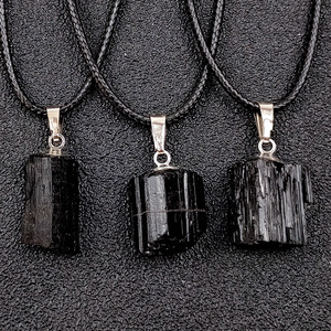 Colgante de turmalina negra natural en bruto, columna irregular, tipo collar. - Product Image 2