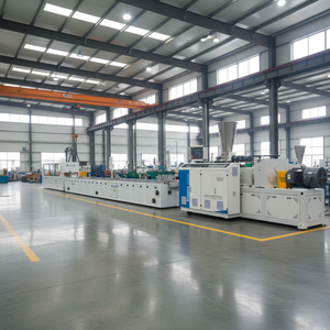 Machine de fabrication de panneaux muraux en vinyle <span class=keywords><strong>PVC</strong></span>, ligne de production d'extrusion de panneaux de <span class=keywords><strong>plafond</strong></span> en plastique, panneaux muraux en vinyle - Product Image 1