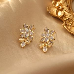 Pendientes de Botón Geométricos con Circonita y Cobre para Mujer, Chapados en Oro, Ligeros, de Lujo, Modernos y Elegantes, para Regalo - Product Image 3