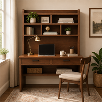 Poste de travail de bureau moderne avec rangement surélevé, bureau informatique en bois avec tiroirs, étagères ouvertes et gestion des câbles pour la maison