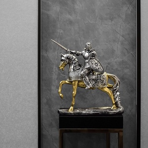Bestseller Transfrontaliero: Statuetta in Resina Vintage di Guerriero Greco a Cavallo, Decorazione Creativa per Soggiorno con Armatura e Cavallo, Verniciatura a Spruzzo - Product Image 2