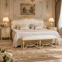 Lit King Size Classique Français Haut de Gamme en Tissu Crème avec Cadre en Bois Sculpté – Mobilier de Chambre de Luxe pour Villa et Hôtel