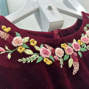 Elegante Vestido de Terciopelo Borgoña para Niñas con Cuello Bordado a Mano con Flores, Vestido de Fiesta de Manga Larga, Cómodo - Product Image 3