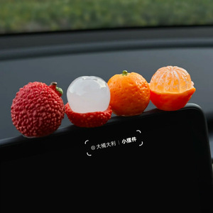 Adorno de Coche de Resina Roja Brillante con Diseño de Lichi Naranja Semipelado, Adhesivo Decorativo de Dibujos Animados para Consola Central - Product Image 1