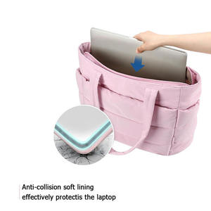 Sac fourre-tout matelassé en nylon de haute qualité pour femmes, avec logo personnalisé, idéal pour les voyages, la plage, la salle de sport, avec poche pour bouteille en polyester - Product Image 4