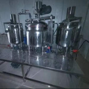 Ligne de traitement en acier inoxydable avec plusieurs réservoirs de mélange pour la production de liquides et de semi-solides - Product Image 1