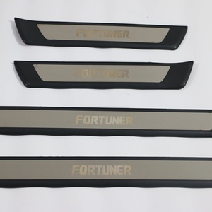 โรงงานขายส่ง KQD ขายดี คุณภาพสูง โครเมียม/สีดำ ABS ดีไซน์หรูหรา แผ่นกันรอยขอบประตูรถยนต์แบบ 5 มิติ พร้อมไฟ LED สำหรับ Fortuner - Product Image 5