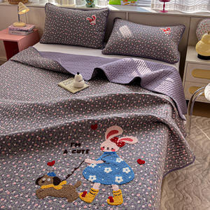 Parure <span class=keywords><strong>de</strong></span> <span class=keywords><strong>lit</strong></span> matelassée trois pièces INS Small Fresh avec broderie appliquée motif dessin animé mignon, couvre-<span class=keywords><strong>lit</strong></span> épaissi - Product Image 1