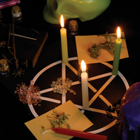 Kit de Sorcellerie avec Cristaux Colorés, Herbes Séchées, Bougies d'Envoutement Magiques et Outils de Souhait, Boîte de Fournitures de Sorcellerie, Fournitures de Sorcellerie