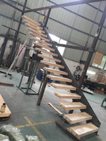 Escaliers en acier inoxydable de luxe intemporels: ornés de balustrades en bois pour un loft luxueux et aéré
