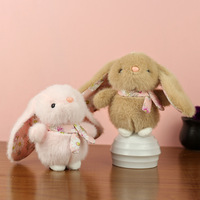 Peluche Lapin de Dessin Animé 14 cm, Rembourrage Coton PP, Pendentif Lapin aux Longues Oreilles et Écharpe, Poupée pour Machine à Pinces, Charme de Sac Bébé Mignon, Cadeau