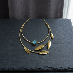 Parure de bijoux tendance faite à la main pour mariage et soirée, collier ras-du-cou en laiton plaqué or avec chaîne à maillons et feuilles, en métal poli brillant pour femme - Product Image 2