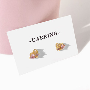 Pendientes de botón con forma de corazón de circonita rosa chapados en oro de 18 quilates al por mayor para niña - Product Image 5