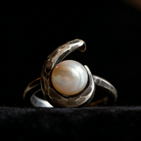 Bague ouverte moderne minimaliste plaquée or avec perle d'eau douce, ajustable, bijou de mode pour femme, idéale pour le bureau