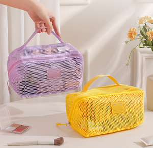 Trousse de Maquillage en Maille Tendance 7 Pouces Grande Capacité Sensation Haut de Gamme Portable Multifonctionnelle avec Compartiments pour Voyage et Rangement Femme - Product Image 3