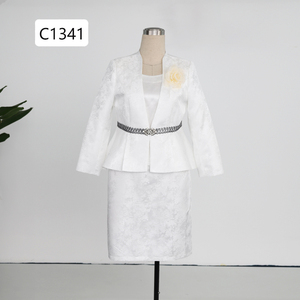 Ensemble tailleur trois pièces blanc élégant avec ceinture, motif floral, anti-plis, longueur genou, grande taille, pour femme, idéal pour les événements religieux - Product Image 5