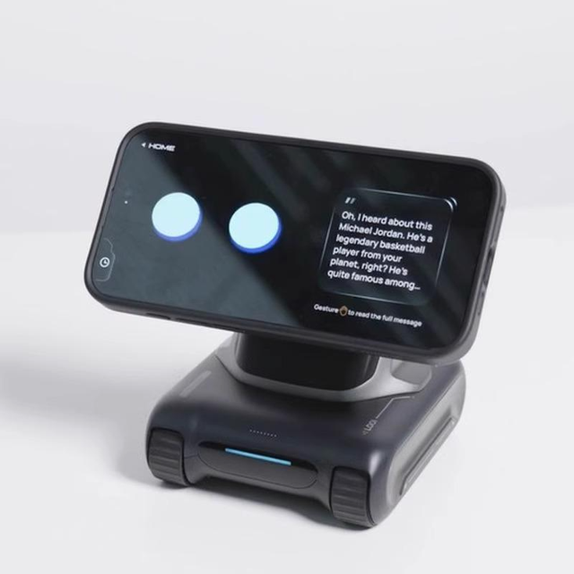 Intelligent desktop robot mobile phone AI face recognition gesture voice interaction and dialogue