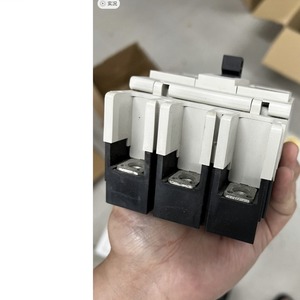 Disjoncteur à boîtier moulé NF125-SW 3P 80A pour la protection des panneaux de distribution basse tension - Product Image 3