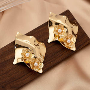 Pendientes de mujer de flor de perla tridimensional con pliegues de Metal geométricos irregulares a la moda - Product Image 1