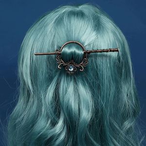 Horquilla de pelo vintage estilo vikingo punk con diseño de varita de bruja y polilla, accesorio gótico nórdico para disfraces de cosplay y fiestas de Halloween - Product Image 1