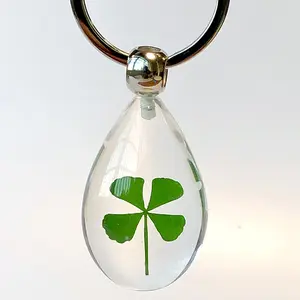 Ivy New Promotional Souvenir Gifts Handicrafts Acrylic 4 Leaf Clover Pendants Clear Resin Key Chain Charming Key Ring