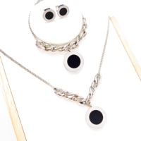 Collier à chiffres romains pour femme, pendentif coquille noire et blanche, bijoux de fête, collier pour fille