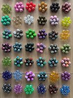 Dados acrílicos transparentes multicolor de 20 caras para juegos de rol de mesa (RPG) con números poliédricos.