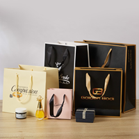 Sac de shopping en papier de luxe avec poignée en ruban satiné, logo monogramme en or mat imprimé sur mesure, emballage cadeau pour boutique