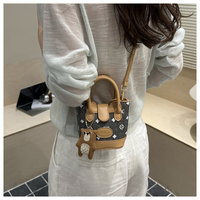 Sac seau mini en cuir PU avec logo personnalisé, breloque ours monogramme vintage et bandoulière amovible pour femmes, idéal pour les tenues quotidiennes et les soirées