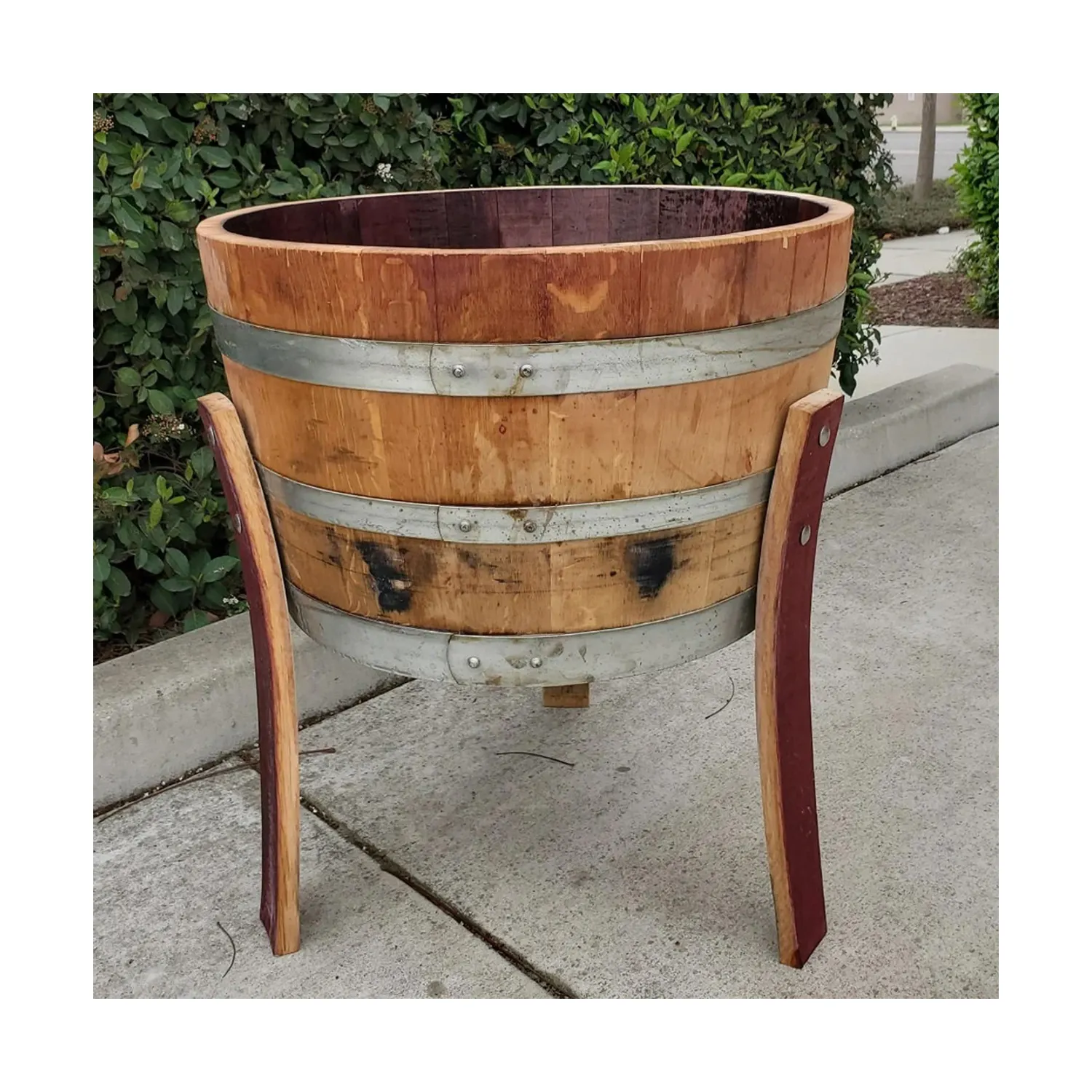 脚付き手作りハーフバレルワインバレルプランター | 屋外の大きな丸い木製の植木鉢 | 1/2木製バレルガーデンプランター