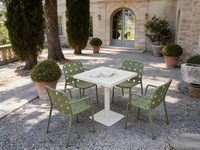Chaise d'extérieur en plastique PP monobloc robuste et moderne avec accoudoirs, empilable et résistante aux UV, idéale pour les restaurants, jardins et projets.