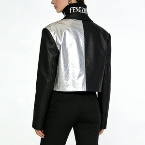 <span class=keywords><strong>Blazer</strong></span> Corto da <span class=keywords><strong>Donna</strong></span> in Ecopelle con Blocchi di Colore Asimmetrici, Colletto a Revers, Spalle Strutturate, Maniche Lunghe, Nero e Argento - Product Image 2