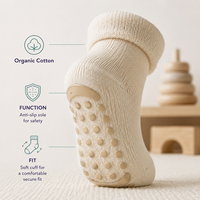 Chaussettes antidérapantes en coton biologique pour bébés et enfants, pour les kits de crèche et les programmes scolaires, avec options de tailles.