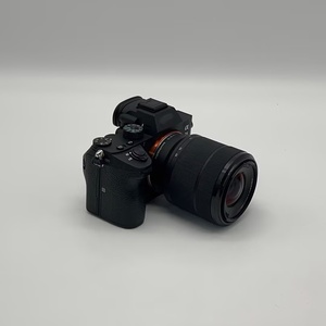 Cámara sin Espejo <span class=keywords><strong>Sony</strong></span> <span class=keywords><strong>A7III</strong></span>+28-70 Usada, Lista para Venta al Por Mayor, Ideal para Abastecimiento al Por Mayor, Cámara de Video 4K, Full-Frame - Product Image 2