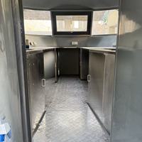 Camion de restauration mobile personnalisé au design unique, avec cadre en aluminium de forme irrégulière, résistant à la rouille, pour la vente de glaces, de bonbons et de snacks.
