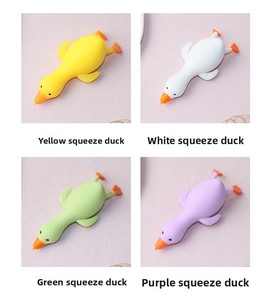 Juguete Antiestrés de Pato para Apretar - Divertido y Peculiar Pato Amarillo para Niños y Adultos, Alivia el Estrés, Material de Vinilo - Product Image 6