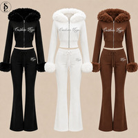 Survêtement 2 pièces pour femme avec logo personnalisé, sweat à capuche court en velours entièrement zippé avec bordure en fausse fourrure et pantalon évasé à taille élastique avec cordon de serrage