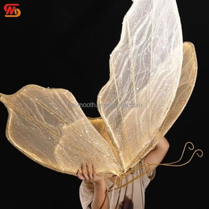 Ornement papillon doré suspendu luxueux et élégant avec cadre métallique et tissu pailleté pour la décoration de plafond de scène de mariage ou de fête - Product Image 2