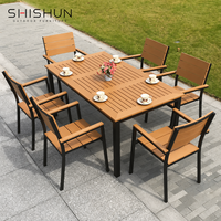 Ensemble table et chaises de jardin en aluminium WPC, mobilier de patio moderne avec plateau à lattes pour restaurant, hôtel, ou usage extérieur.